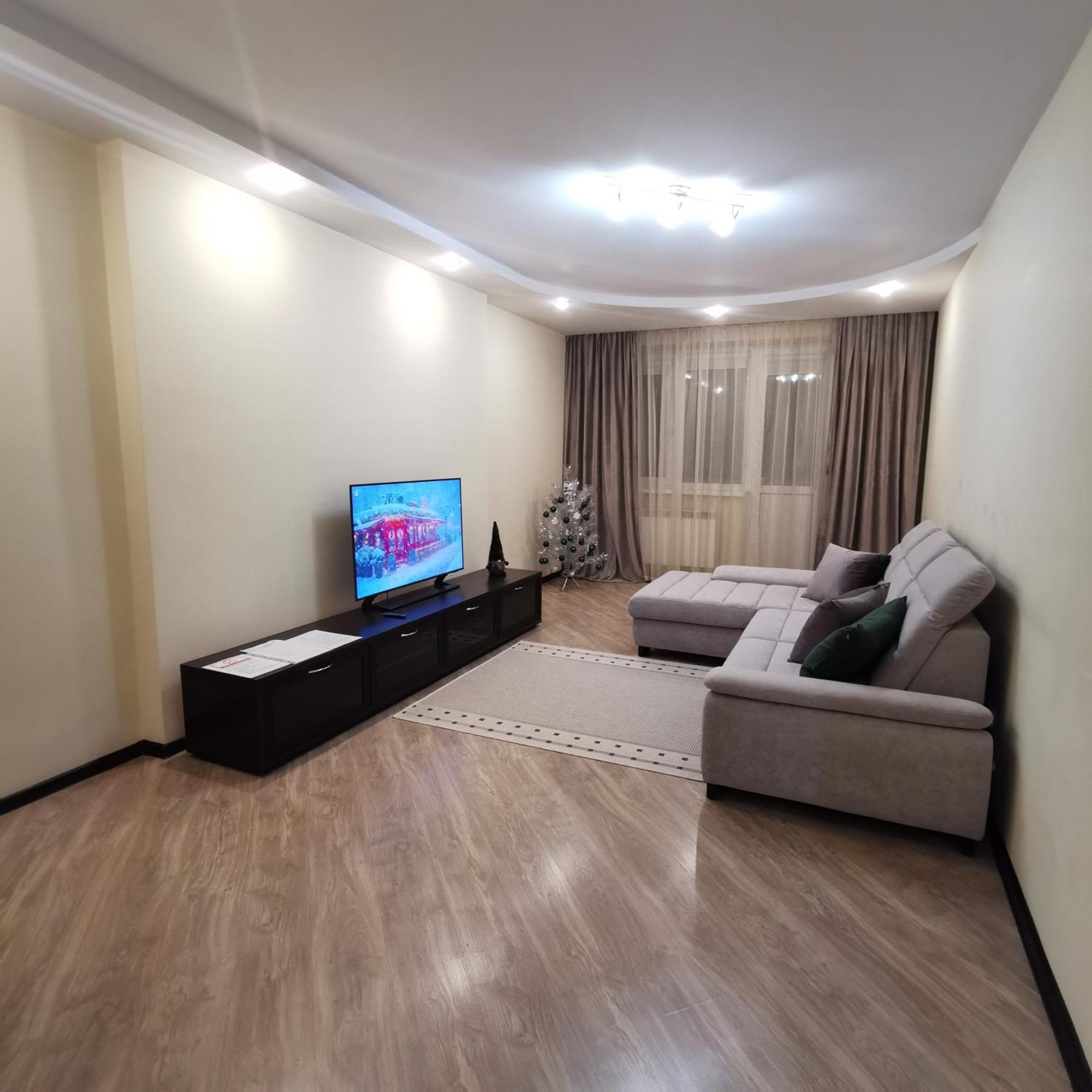 Big Apartment In Rivne Center Kültér fotó