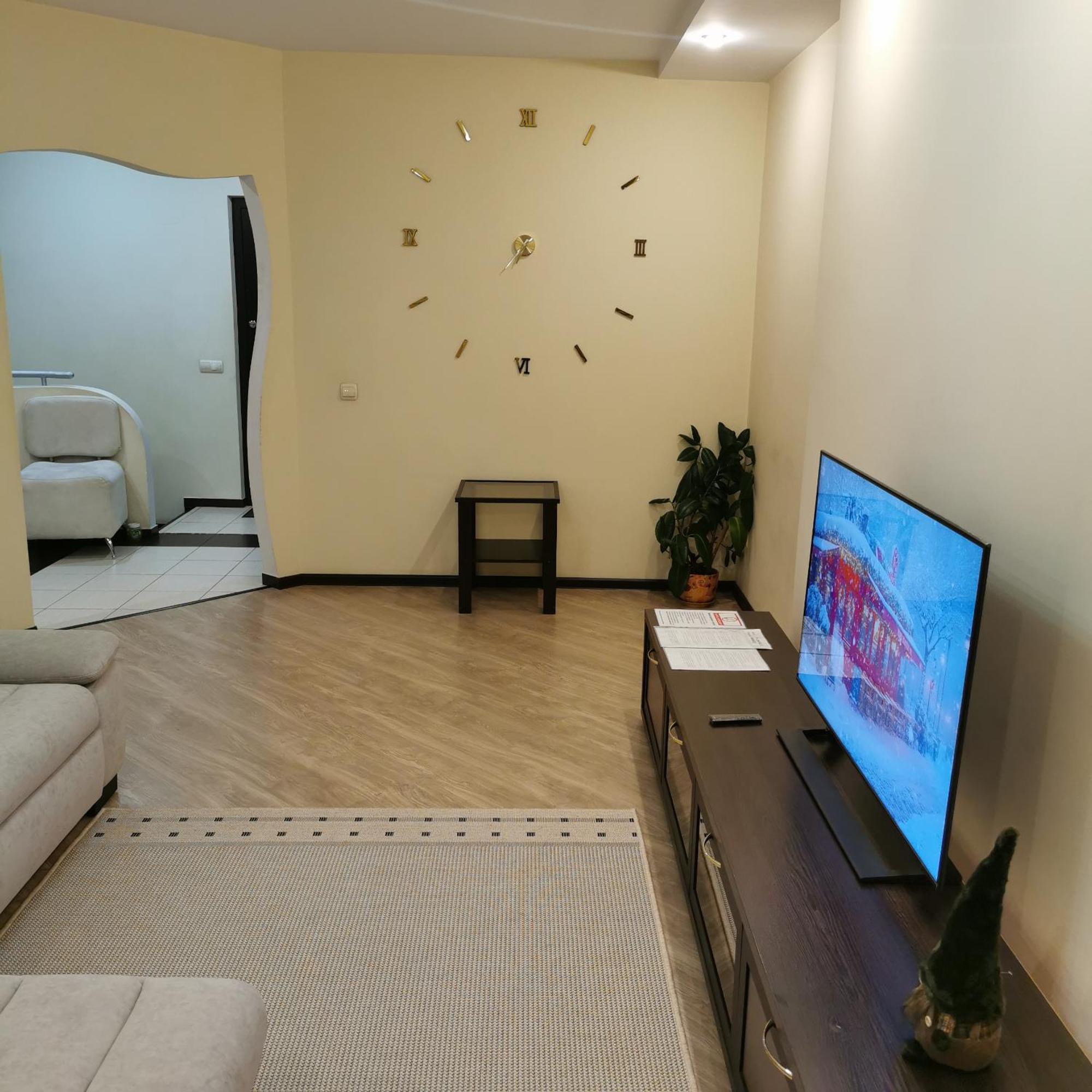 Big Apartment In Rivne Center Kültér fotó