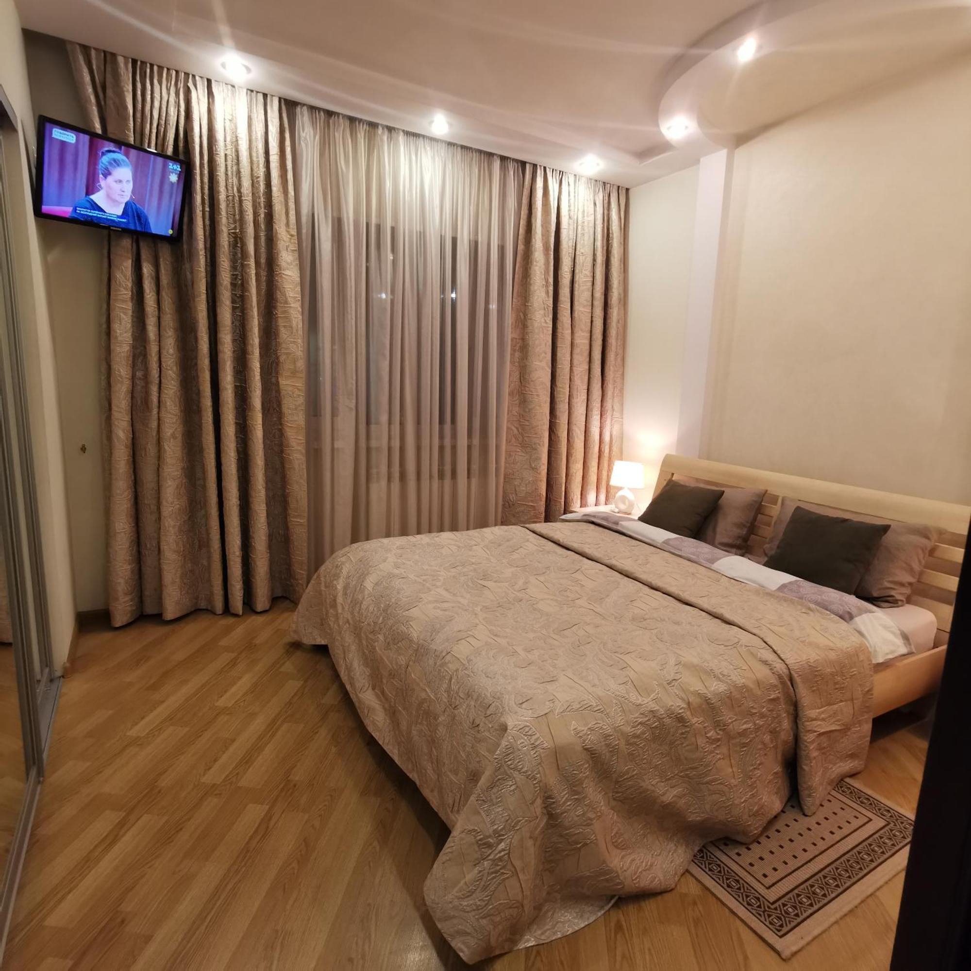 Big Apartment In Rivne Center Kültér fotó